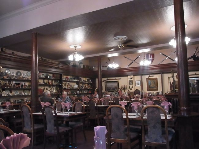 左側の壁側の棚は、昔お店だった名残のようです。