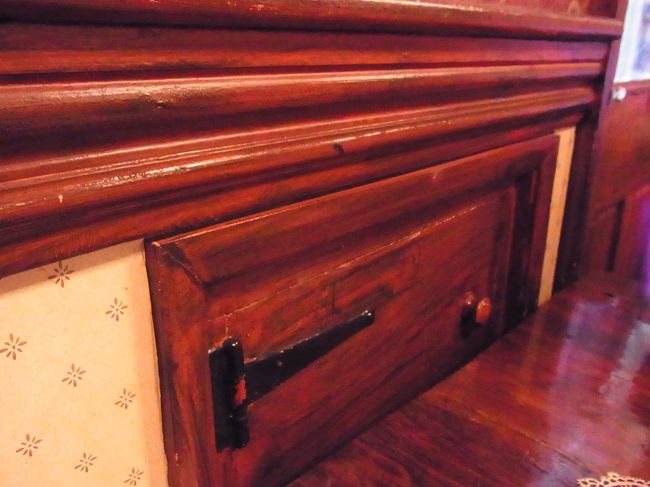 テーブルの横にあった小さな扉。<br />昔は郵便物でも入れたりしたのでしょうか？<br />