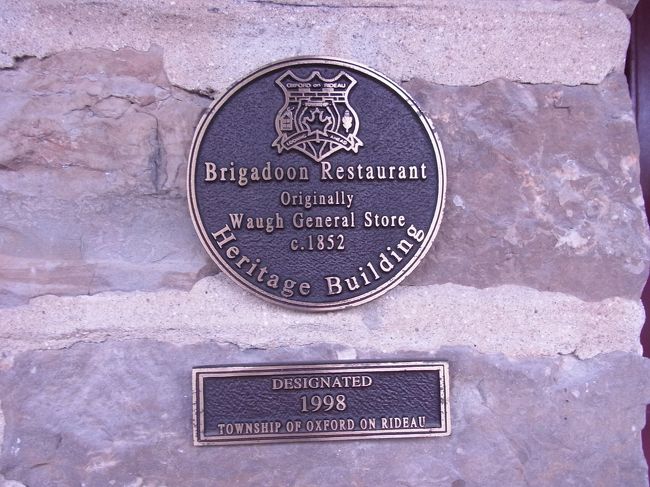 外壁にはプレートが。<br />おすすめレストランです。