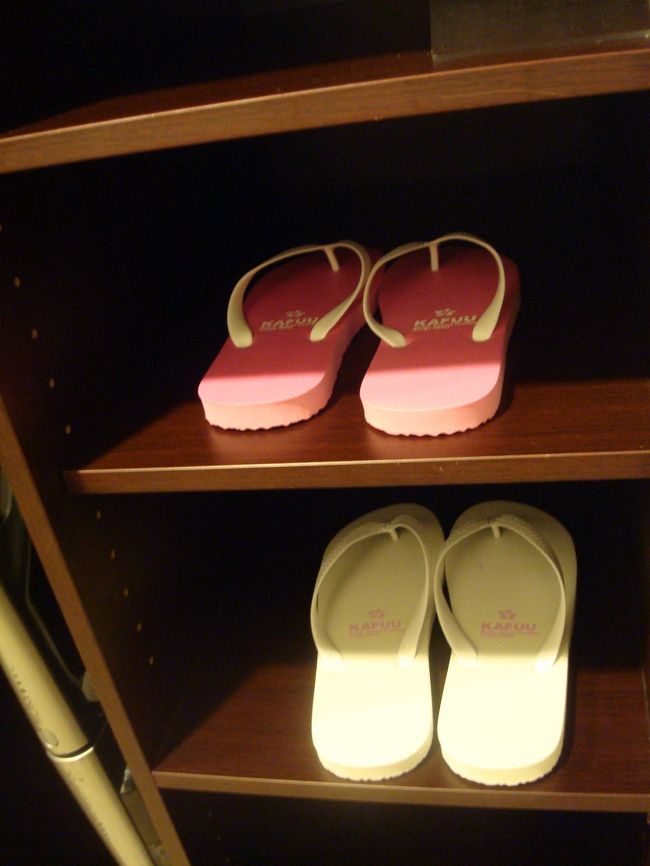 サンダルはお持ち帰り自由。<br />二名で宿泊しましたが、4名までの部屋だったので4足サンダルが用意されていました。