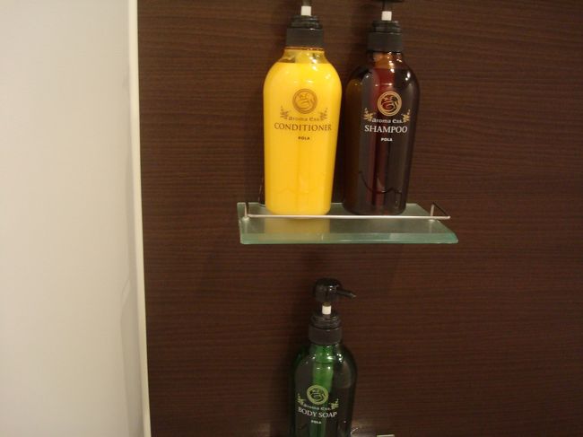 シャンプー、コンディショナー、ボディソープはPOLAのものでした。