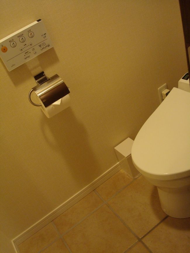 トイレは二か所にあります。<br />浴室の向かいと