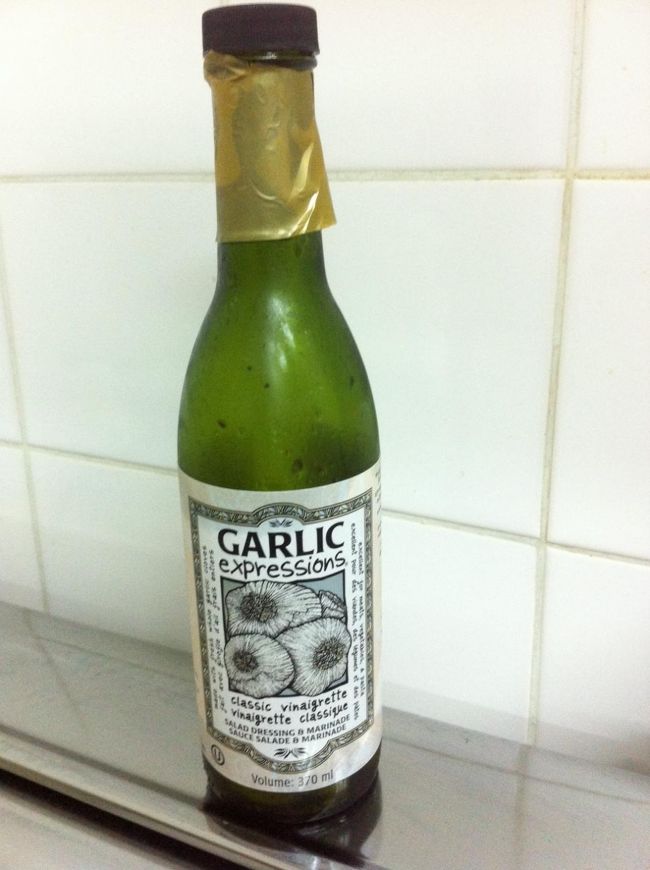 これがそのガーリックドレッシング。<br />残念ながら、日本には輸入されていません。<br />友人が電話したところ、小さな会社で、面白いおじさんが<br />電話口に出てきて、教えてもらったスーパーで買えたそうです。<br />船便で送ってもらっているので、まだ着かない。<br />届くのを、じっと待っている私です。<br />