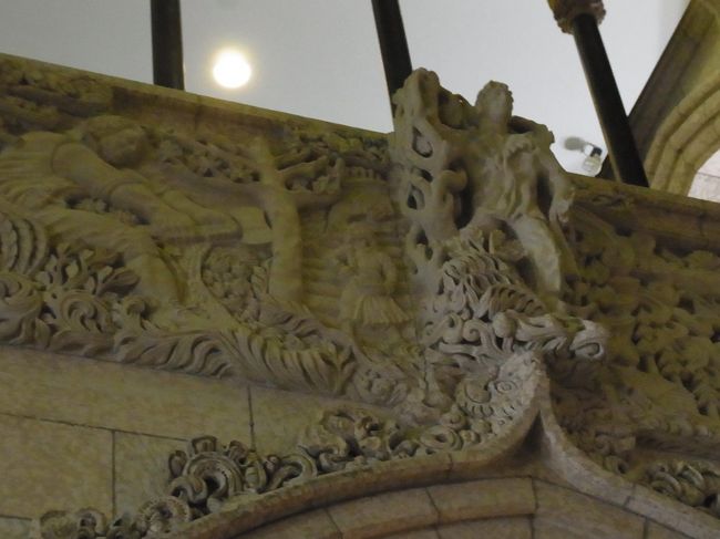 壁の彫刻がすばらしい。<br />ヨーロッパで見るようなクラッシックな物ではなく、<br />近代が題材だから、なんか見慣れない。<br />わざわざ石で彫るという文化というのは、日本人には<br />やはりなじみ薄いのかな？<br />日本だと、神社の牛や？獅子や、お地蔵さまや。。。<br />壁の装飾が石彫りというのはあるかな？<br />臼杵の石仏は装飾ではないし。。。<br />