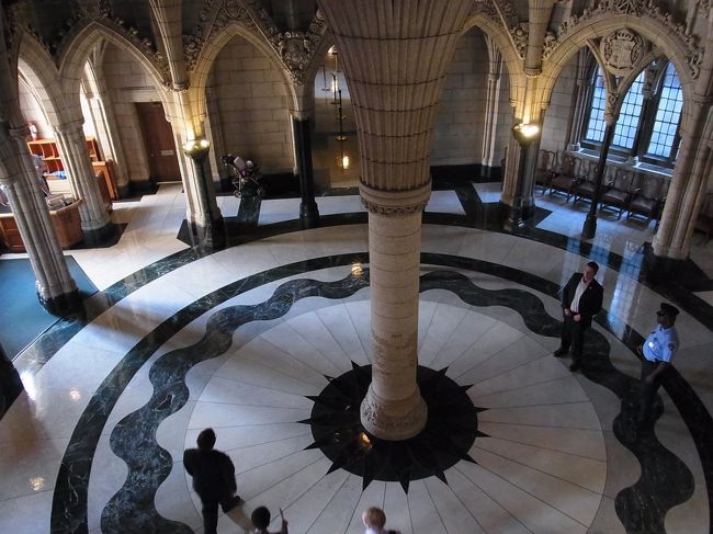 吹き抜けを上から。美しい。