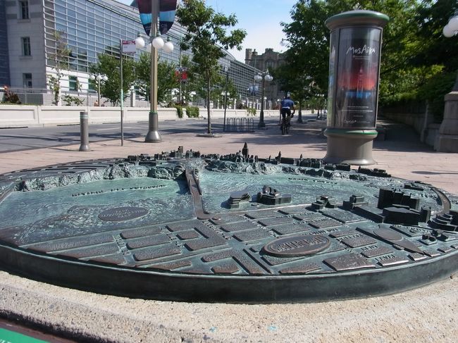 美術館へ行く途中にある鋳物のマンホールの蓋、、、、<br />じゃなくて、地図のオブジェ。<br />