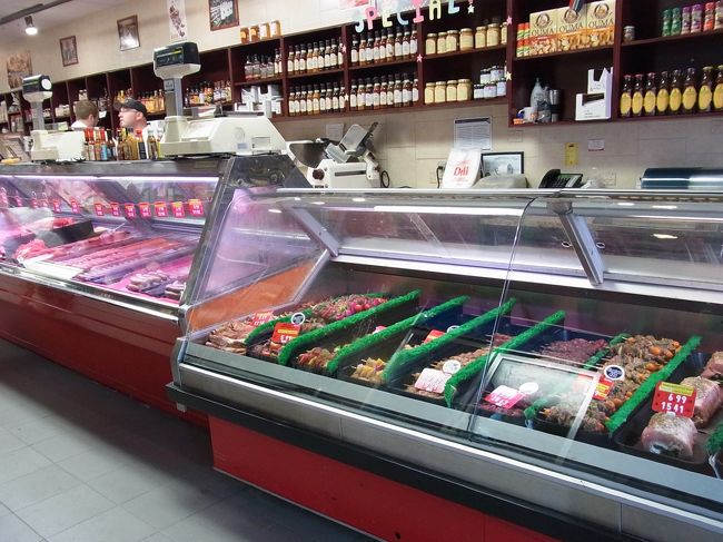 今度はお肉屋さんへ。