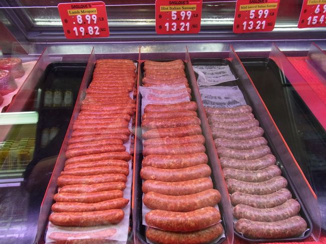 アラブ系のお客さん用に用意されている食材も。