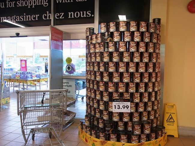 入り口のタワーディスプレィ。<br />（そう言うのかは知りません。）