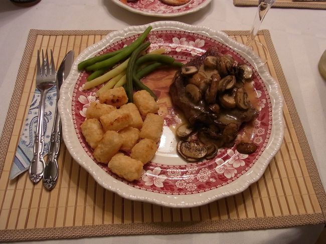 美味しかった〜！<br />ステーキソースにメープルシロップ入れるのが<br />さすがカナダだと思った。<br />お肉は安いです、二人分で８００円くらい。