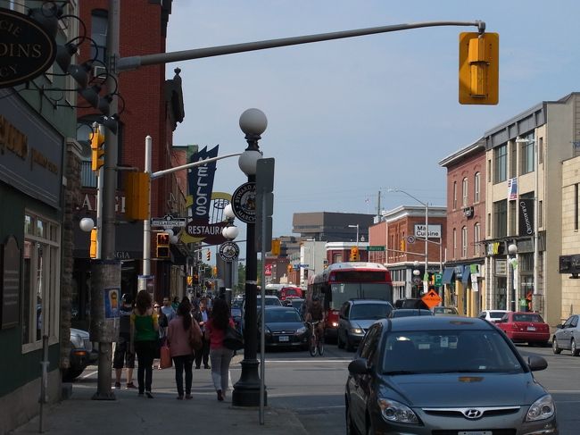 途中、最近人気の地区を通ります。<br />おしゃれなお店が並んでいます。
