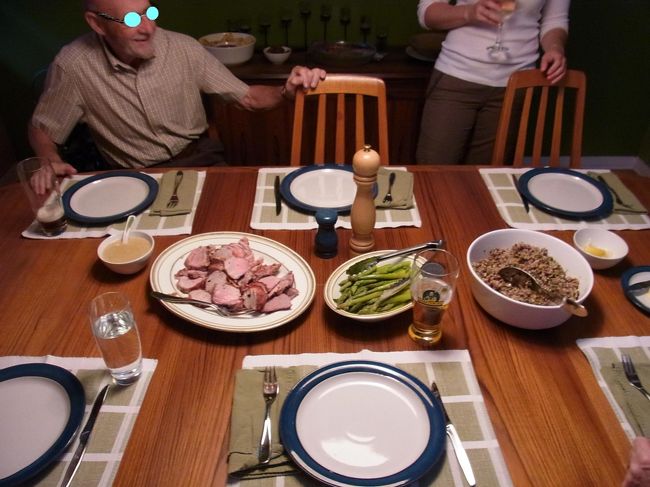 ポーク料理。<br />色んなお米のサラダ。<br />お肉のソースは果物を使って甘いものですが、<br />とても美味しかったです。