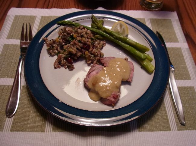 アスパラはゆでて、レモン絞ってかけただけ。<br />これは初めての食べ方でしたが、さっぱりして<br />美味しかったです。