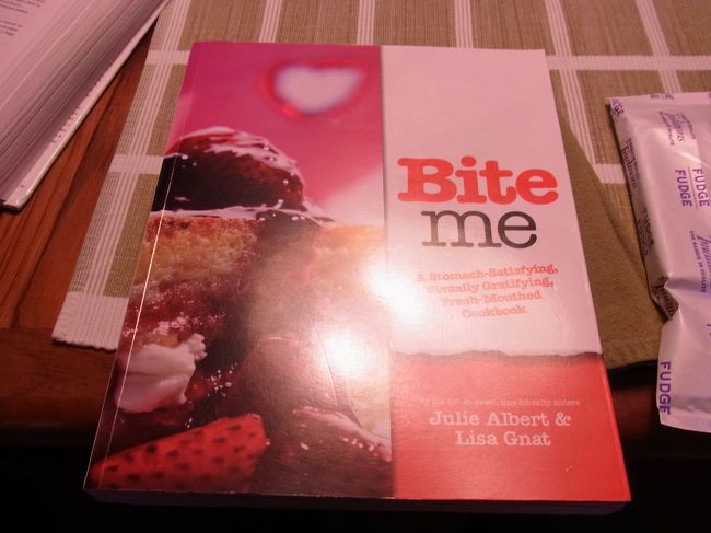 お姉さんオススメのお料理の本。<br />後日、この本買いましたよ。<br />題名がいいでしょ？<br />「Bite　me」