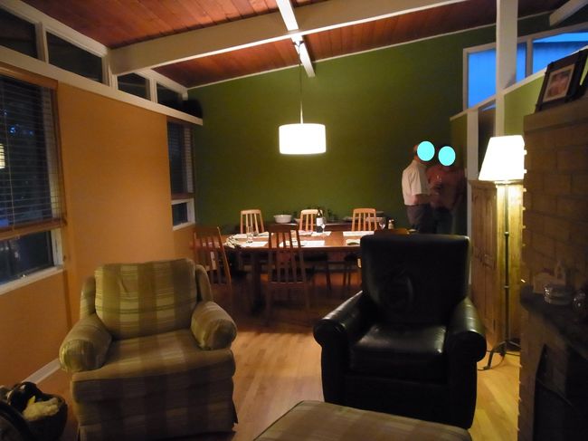 ダイニング側ではお父さんとお姉さんのご主人が<br />ワイン飲みながらおしゃべり。