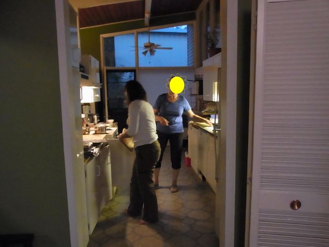 お母さんとお姉さんが台所で。<br />おしゃれなお家でした。