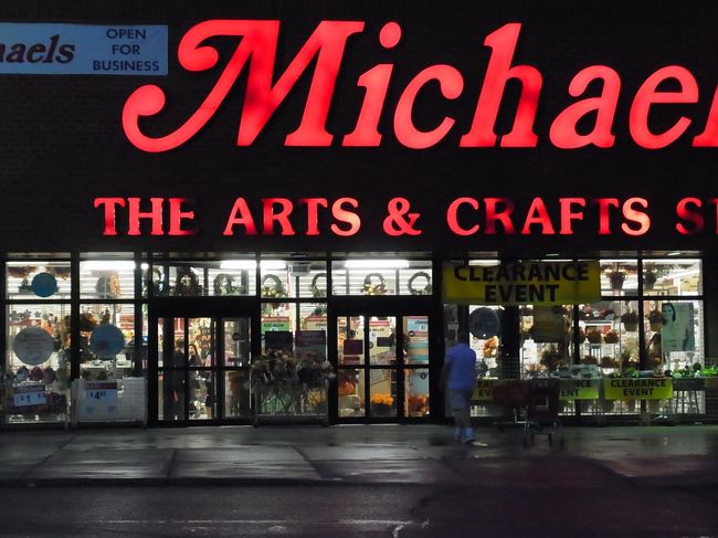 帰りに、友人が注文していた額を受け取りに、<br />工作、絵の道具、手芸品などのお店に寄りました。