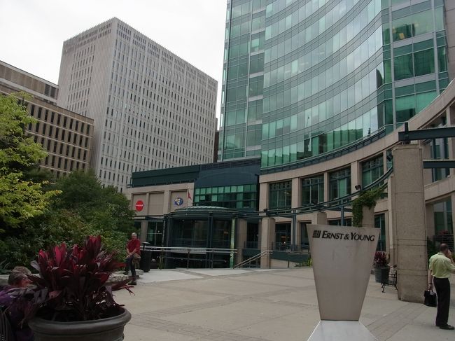 すぐ近くにある両替所のあるビル。