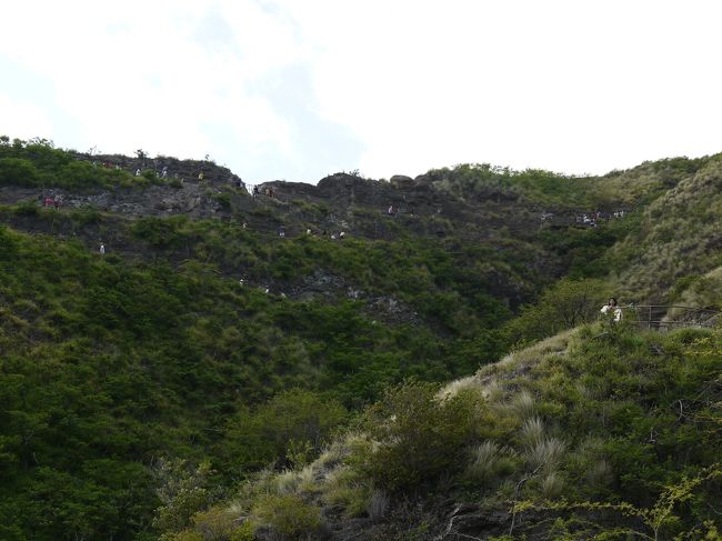 ぞろぞろ、ぞろぞろ。<br />