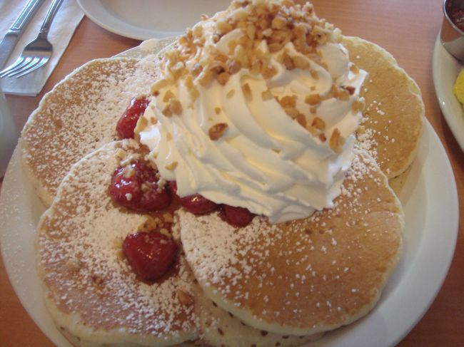 早起きしたので、プラプラ歩いてエッグスン・シングスへ<br /><br />定番のストロベリー・ホイップクリーム・ナッツ・パンケーキ<br />$10.75<br /><br />やっぱり美味しい！
