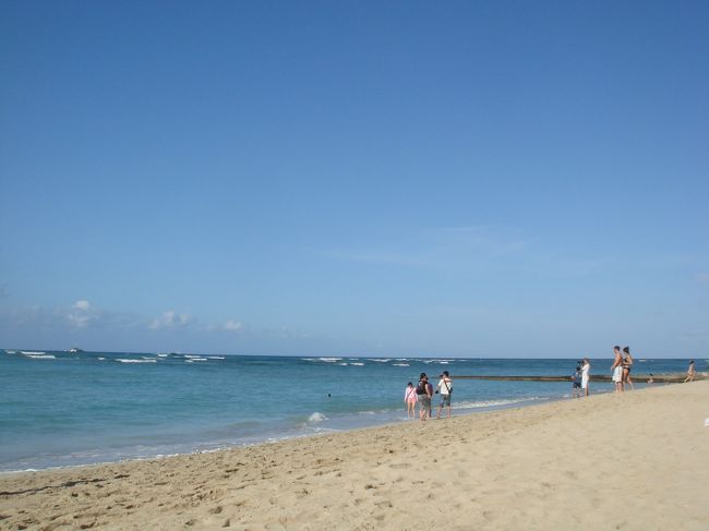 ワイキキビーチでのんびり<br />まだ8時なので人も少なく快適でした