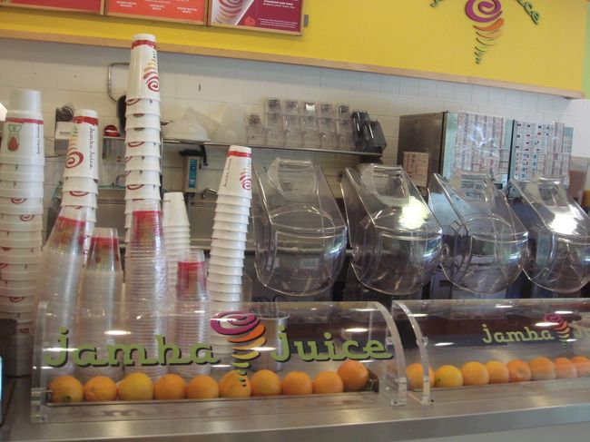 ビーチで2時間ほどのんびりした後はワイキキをぷらぷら<br /><br />ジャンバジュースで喉を潤します