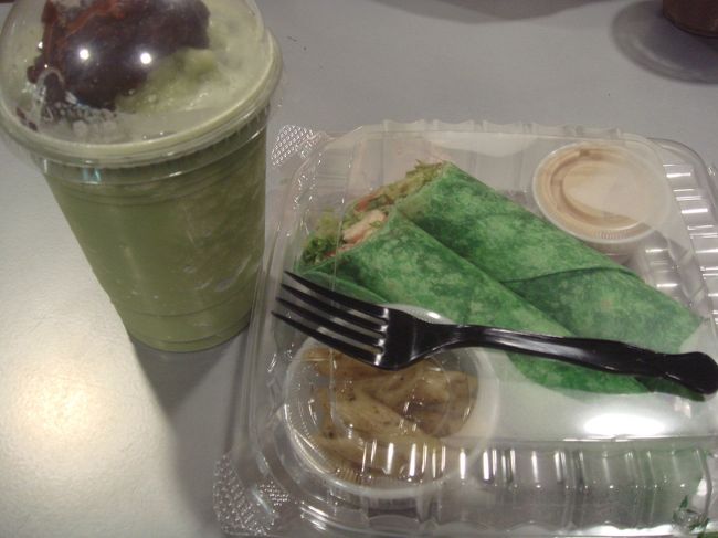 遅めのランチは軽めに<br />サプリメント専門店のマリーズ・ヘルス・フード・オーガニック・カフェへ<br />カフェといってもテーブルが外に2つほどと、カウンターが少しあるくらいです<br />ワイキキショッピングプラザの地下一階、フードコートの中の奥まった場所にあります<br /><br />サラダラップと青汁のスムージーをオーダー<br />どちらもとっても美味しかったです<br />