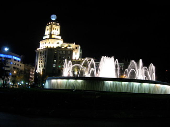 成田からはKLMにて、オランダ経由、夜バルセロナ着。<br />観光地だけあって、空港から町中までの足がしっかりしている。誰もが利用する水色の空港バスが頻繁に出ているのでまず困らない(約30分〜40分)。片道5.05euro。また、このバスの終点、カタルーニャ広場から徒歩圏内にあるBergara ホテルを予約したので、遅い時間着とはいえ、ホテルまでの道のりはとってもスムーズだった。画像の噴水はカタルーニャ広場内。<br />