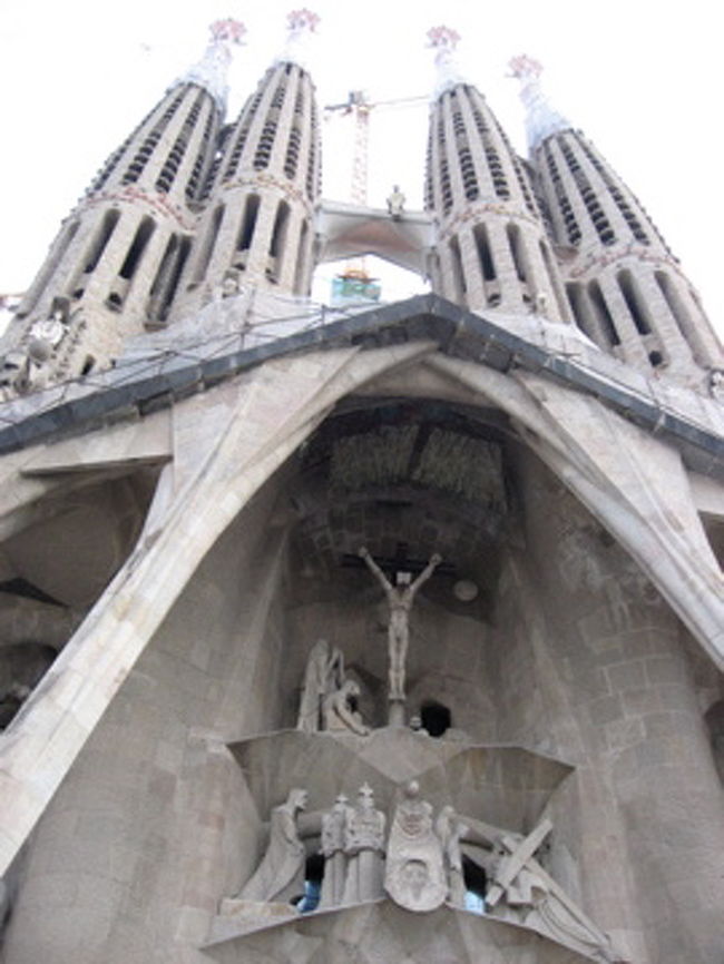 生誕のファザードと真逆になる西面のこちらが受難のファザード。キリストの磔刑場面を描いているそうです。<br />確かに華やかな東側とは全く違った印象です。