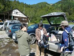 大雪山沼巡り、層雲峡から30分とすこし、長靴をかりてレクチャーを受けて入山届けをだして、出発。