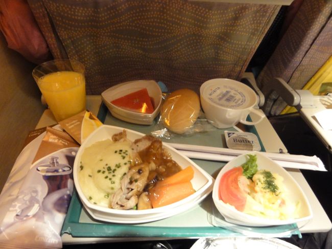 最初の機内食<br /><br />軽食ですがマにリネと薄いビーフステーキとマッシュポテト<br /><br />晩御飯を食べてからの機内食は重い<br /><br />でも味は機内食の中ではいいほうです