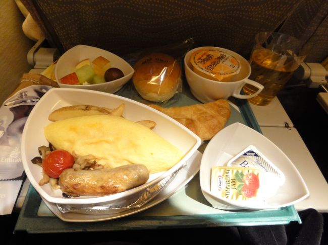 着陸２〜３時間くらいまえに朝食<br /><br />チーズオムレツとクロワッサン<br /><br />