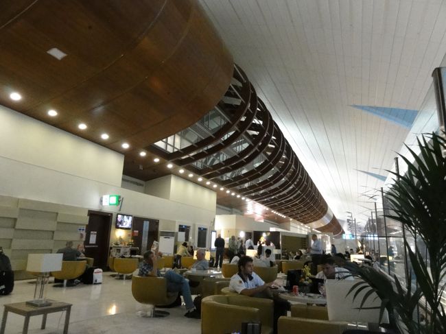 ドバイに着くとトランジットに２時間３０分<br /><br />その間はラウンジで休憩<br /><br />プライオリティーカード利用で３０数ドル相当のマハラジャ<br />ラウンジで休憩<br /><br />食事の中にご飯を発見！！<br /><br />もちろんパサパサだけど横にあった肉料理と一緒に食べるとマッチ<br />してた<br /><br />