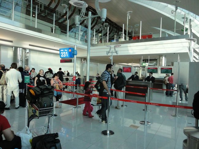 沢山の人が待つ搭乗口<br /><br />なぜ人が多いかというと飛行機がエアバスA380だから