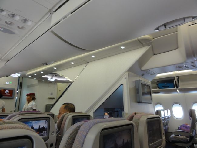 席は事前にWEBでチェックインしたため前から５列目、<br /><br />つまりエンジンより前だから静かな席<br /><br />普通ならエコノミーでは座れないポジションですがこの総２階建て<br /><br />飛行機は２階部分に上位クラスの座席があるためエコノミーでも<br /><br />ここに座れる<br /><br />前方の中二階のように見える扉がコクピット、扉は離陸前まで<br /><br />オープン！！