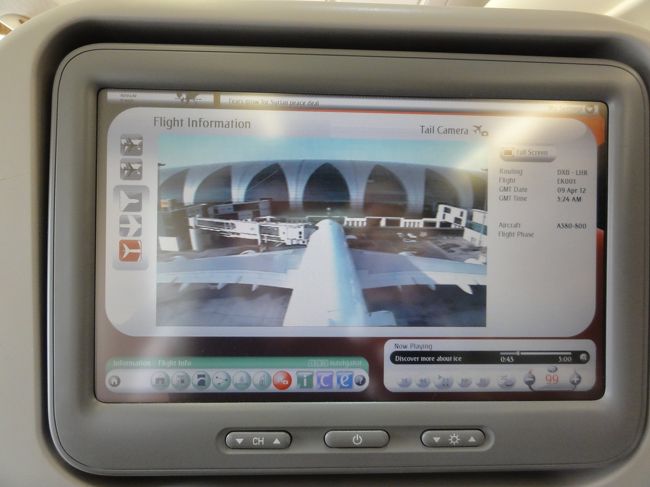 ドバイ国際空港はお洒落で芸術的な建物<br /><br />個人用モニターで見た映像<br /><br />ちなみに飛行機の左の窓側に座ると離陸後すぐにドバイの高層ビル<br /><br />人工島など見れます（風向きによっては変わるかも）