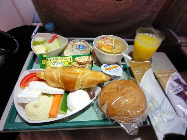 フライトは７時間３０分のフライト<br /><br />離陸後１時間で本日３回目の朝食<br /><br />選択できたためアラビックをチョイス<br /><br />初めて食べるアラビア料理です<br /><br />チーズがメインで野菜がついています<br /><br />あまり日本人の口にはあいません<br /><br />でもいい経験