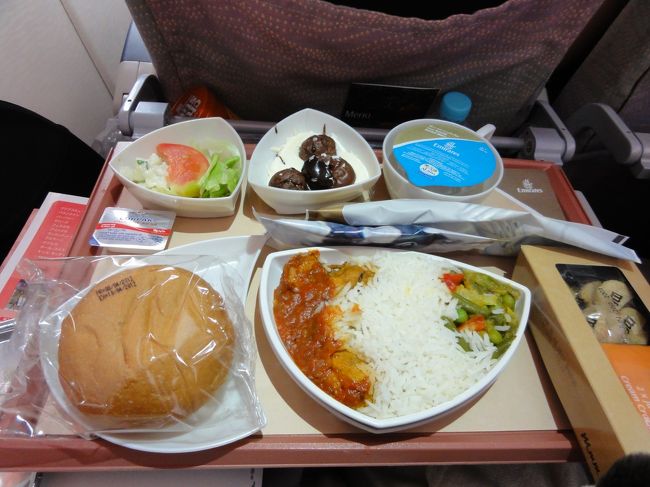 着陸前の２時間前にランチ<br /><br />選択してチキンカレーです<br /><br />ちゃっと辛かった、でも上出来な機内食です