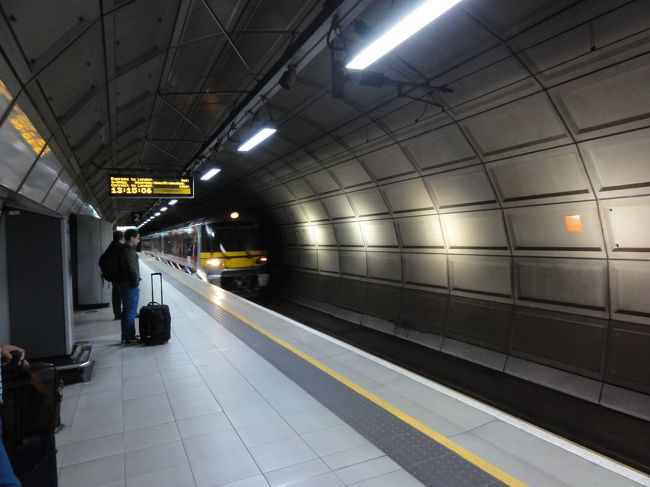 １０分まちで他のターミナル初のヒースローエクスプレスが到着<br /><br />１５分に１本というタイミングのようです