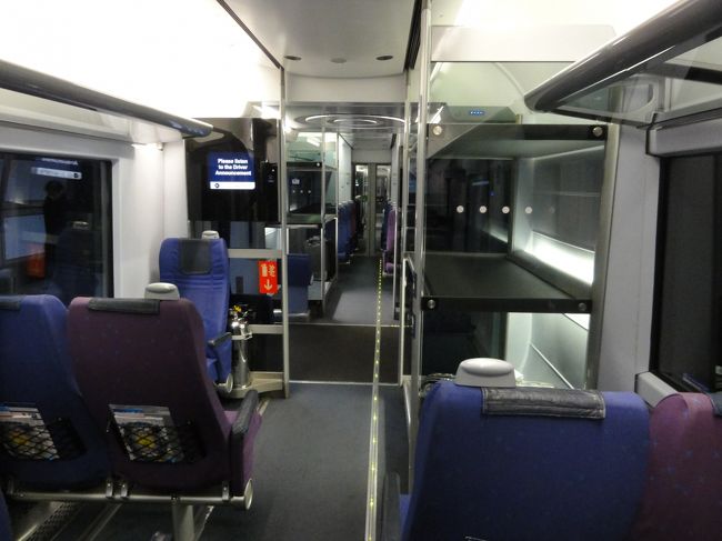 中はスーツケースを置くスペースもあり日本の特急電車のよう<br /><br />検札もすぐに来ました<br /><br />クアイエット車両もありますが始発から乗らないと分かりません