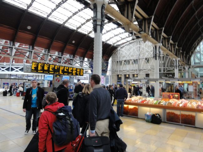 たった１５分でパティントン駅に到着<br /><br />ターミナル駅だけあり沢山の人です