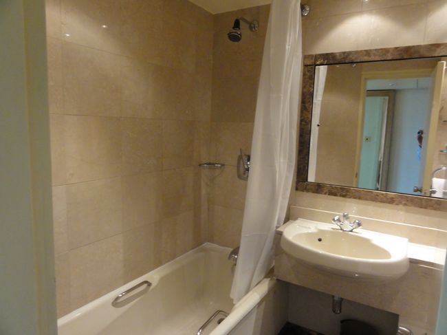 このシャワールームがくせものでした<br /><br />関空でシャワーを浴びてから２３時間経っていたからまずシャワー<br /><br />を使ったのですが排水が遅くすぐにバスタブに水が溜まってしまう<br /><br />シャワーを浴びたら早速観光にGO<br /><br />