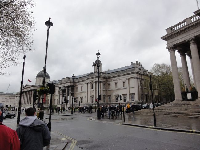 初の地下鉄で移動しまずはナショナルギャラリー<br /><br />とても歴史のある建物なのでぱっと見て美術館だとは分かりません<br />い