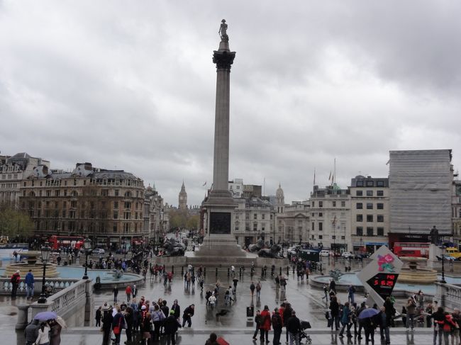 トラファルガー広場の向こうにビックベンの時計台が見えます<br /><br />ここでスペイン人夫婦の写真を撮ってあげたら私が日本人と知ると<br /><br />地震のお見舞いの言葉をもらいました<br /><br />彼らの地元のスペインはもちろん世界中の人々が日本の復興を信じ<br /><br />ているよという内容でした<br /><br />話はもっと長かったですが全ては聴き取れず<br /><br />もう嬉しくて半泣きになりました<br /><br /><br />
