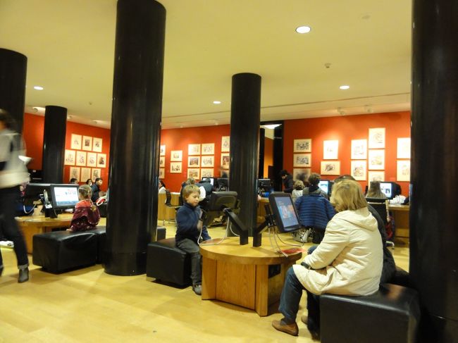 休憩中<br /><br />子供たちが何かにチャレンジしていました<br /><br />ロンドンはほとんどの美術館・博物館が無料のため子供が<br /><br />沢山来ています