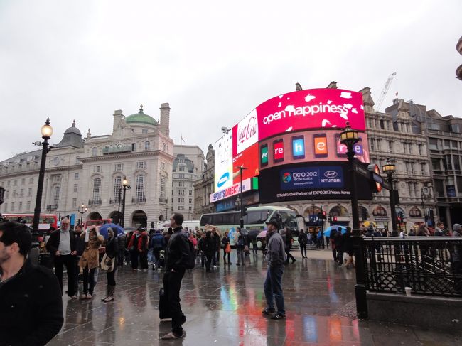 歩いてピカデリーサーカスへ<br /><br />有名な『SANYO』の看板がHYUNDAIに変わっていました<br /><br />とても残念