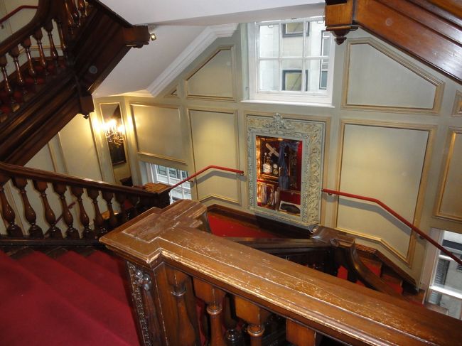 これはFortnum&amp;Mansonの内部の階段<br /><br />古いホテルのようです<br /><br />