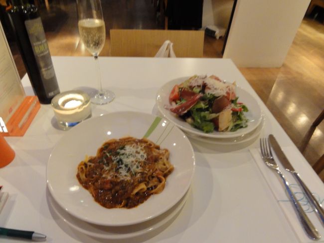 晩御飯はなぜかイタリアン<br /><br />胃が長時間のフライトで疲れており揚げ物は明日以降に・・・<br /><br />ヨーロッパはやはり量が多いのでサラダですら居酒屋のシーザー<br /><br />サラダ並です<br /><br />パスタはローマで食べたものには劣るもののおいしかったです<br /><br />