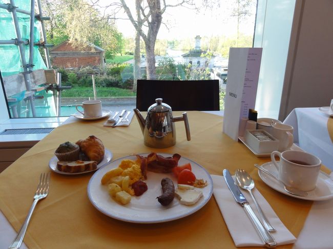ホテルの朝食<br /><br />このホテルに決めた理由の１つであるハイドパークと隣接しており<br /><br />朝食もハイドパークを見ながら食べることができます<br /><br />警察の騎馬隊のお馬さんの散歩風景も見れました<br /><br />