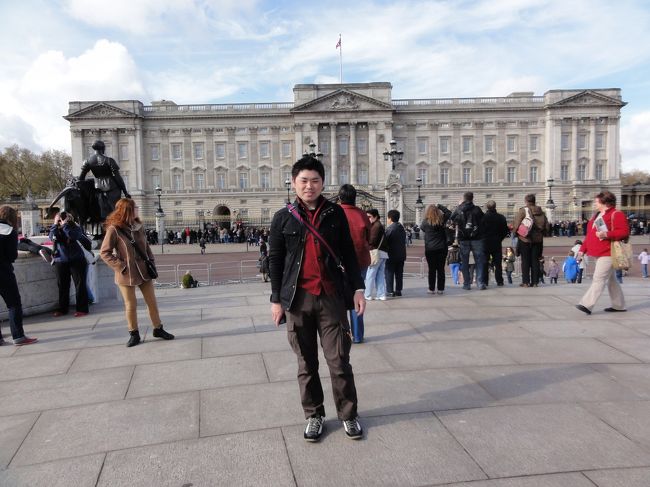 １１：３０からの衛兵交代式で現在１０：００<br /><br />それでも既に沢山人が場所取りに来ている